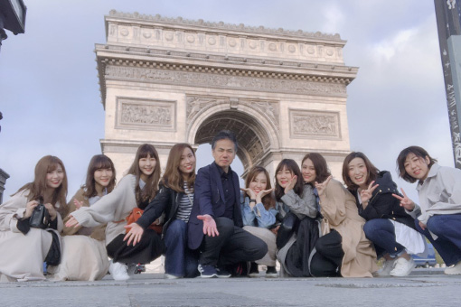 パリの凱旋門の前での集合写真
