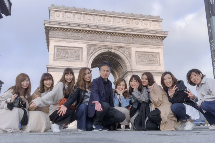 パリの凱旋門の前での集合写真。