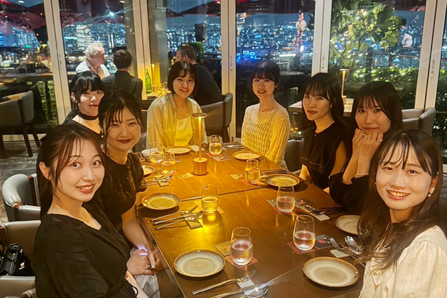 ミュージカルの劇場での集合写真。