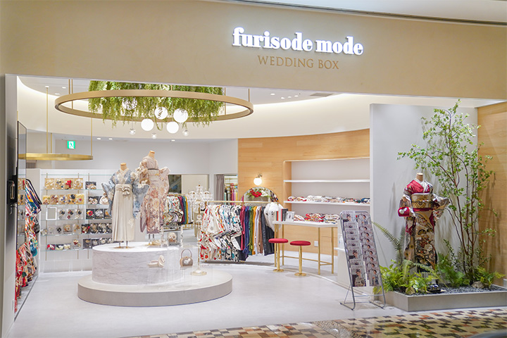 たくさんの振袖が並ぶ衣装エリアの写真。振袖、姿見、椅子などが並んでいる。