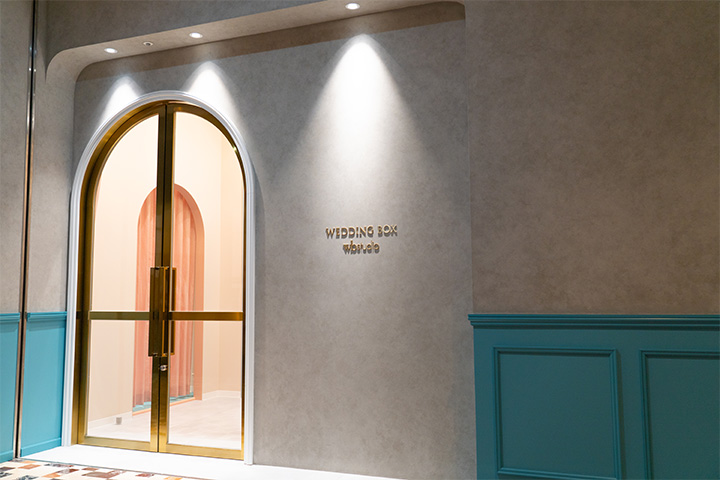 スタジオの入り口。ガラス戸の奥に撮影スペースが続いている。